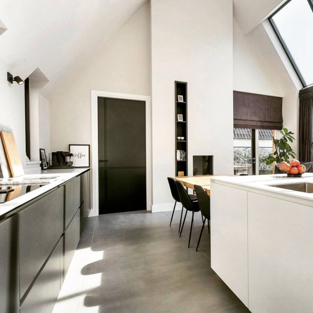 Het is #vrijdag.. het #weekend staat weer voor de #deur! En wat voor een 😍..
.
.
.
.
#trenddeuren #trend #trends #instainterior #interiordesign #interieurinspiratie #vtwonen #vtwonenbijmijthuis #binnendeuren #zwart #deuren #friday #binnenkijken #doorsofinstagram #doors #interior