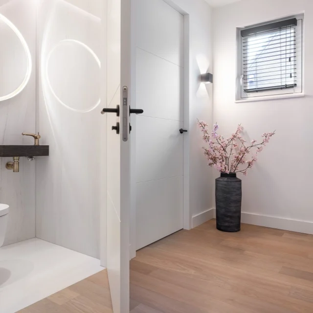 Fris, licht, subtiel en verfijnt. Wauw 😍
.
.
.
.
.
#interiordesign #interiorstyling #binnenkijken #binnendeuren #trend #trenddeuren #interieurinspiratie #interieur #verbouwen #homedesign #vtwonen